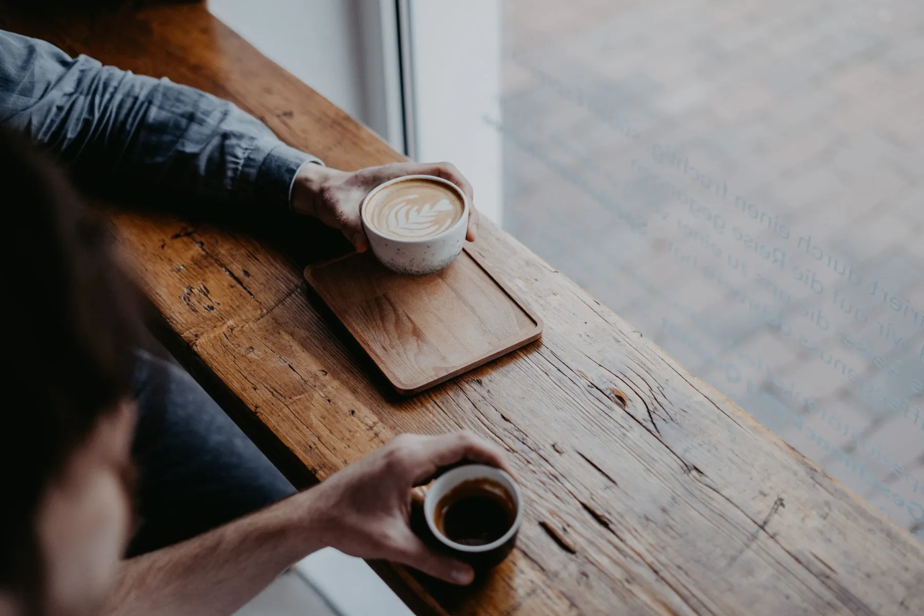 Cappuccino und Espresso an der Fensterbank der Kaffeebar