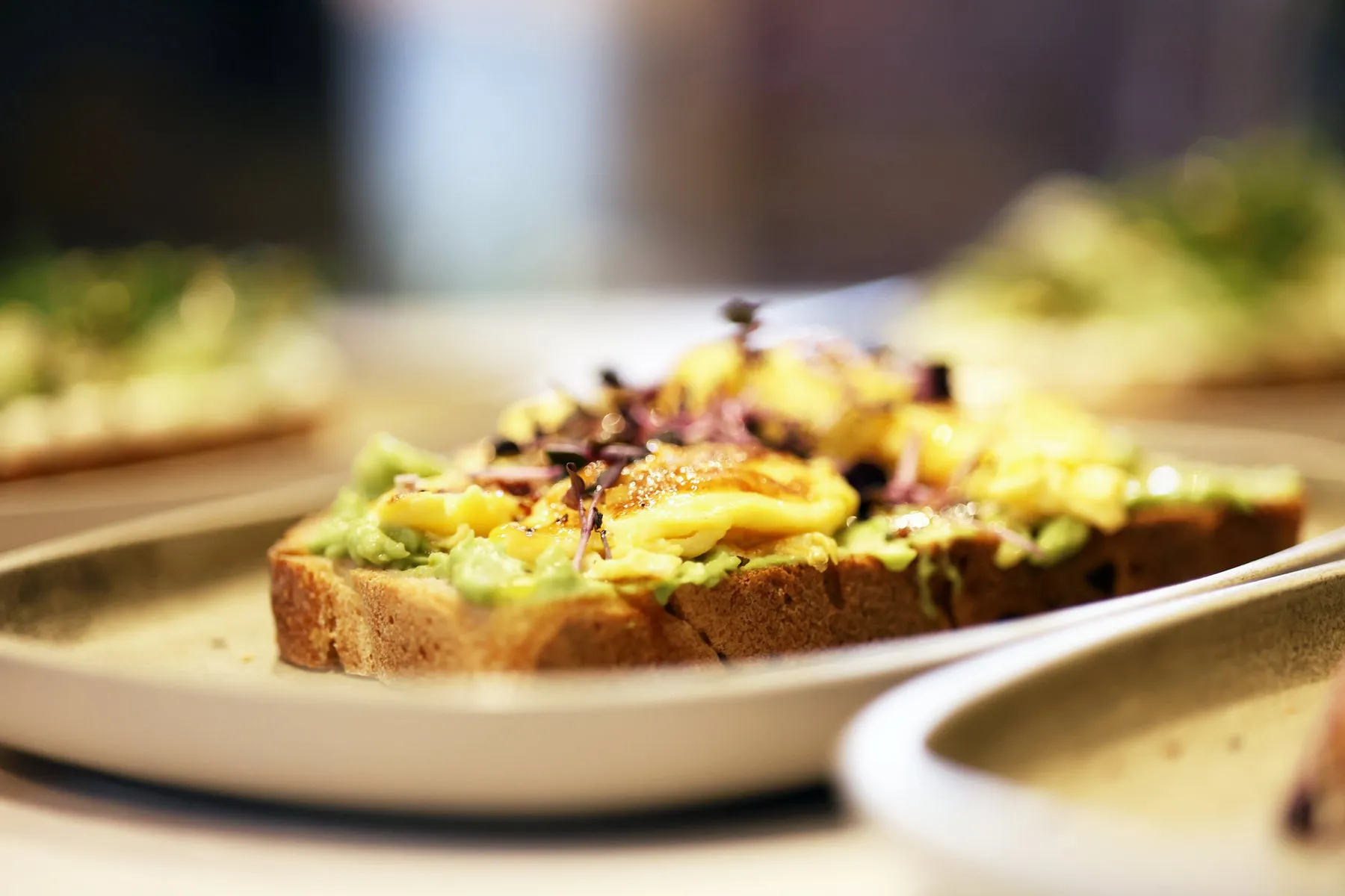 Stulle mit Avocado und Rührei in Nahaufnahme