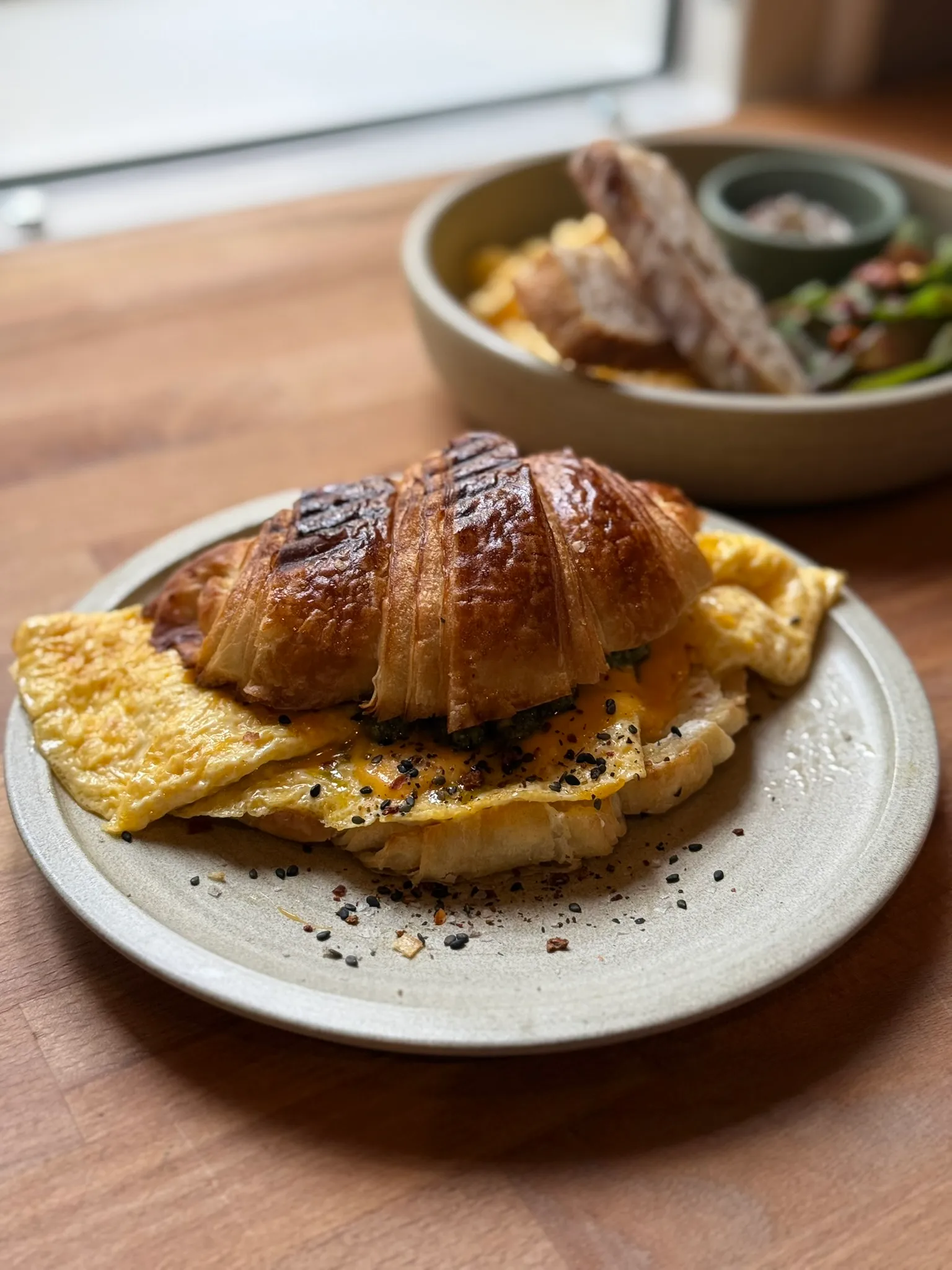 Golden Croissant: überbackenes Croissant mit Rührei und Cheddar