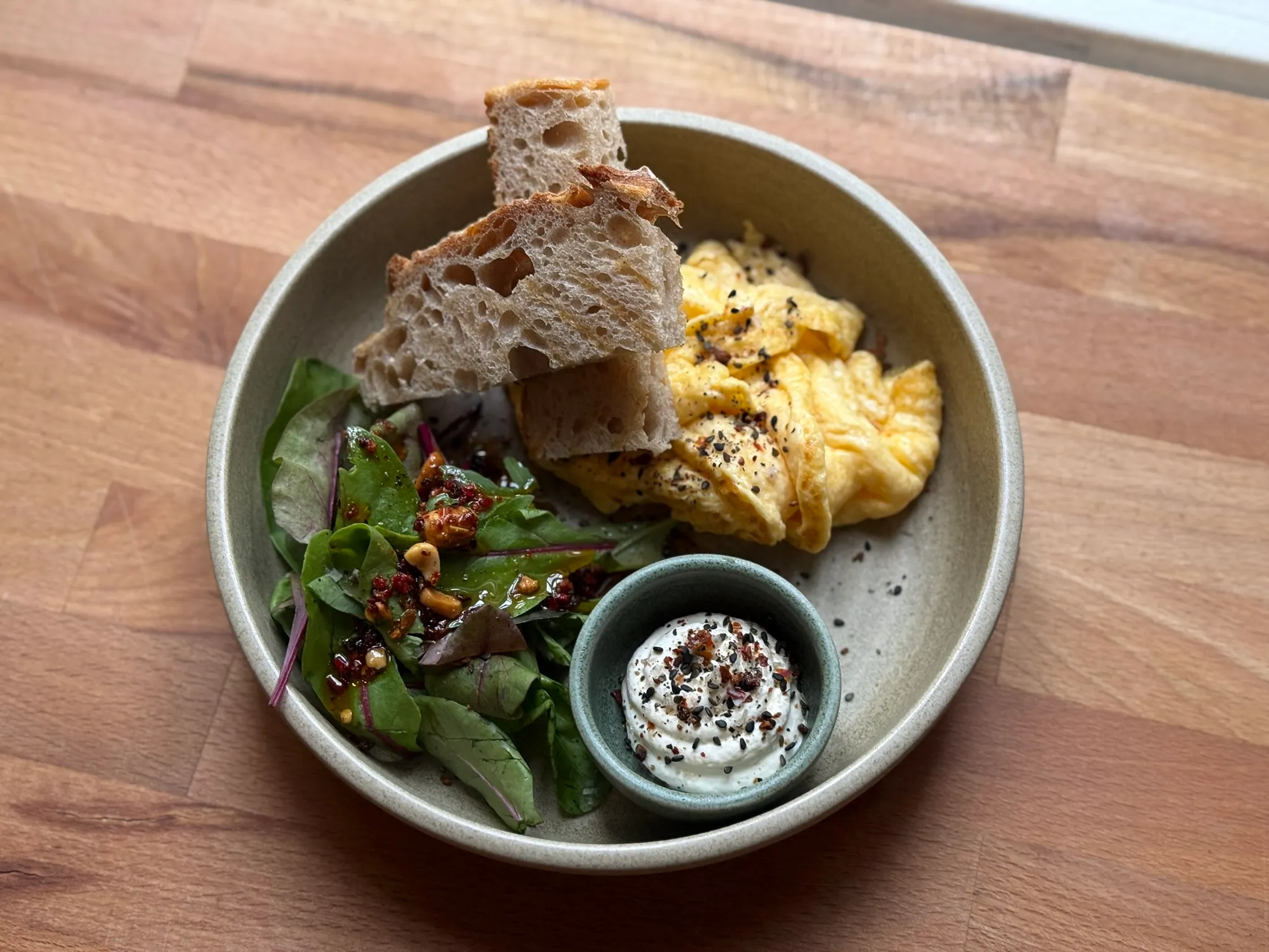 Saftiges Rührei mit Salat, Frischkäse und Sauerteigbrot